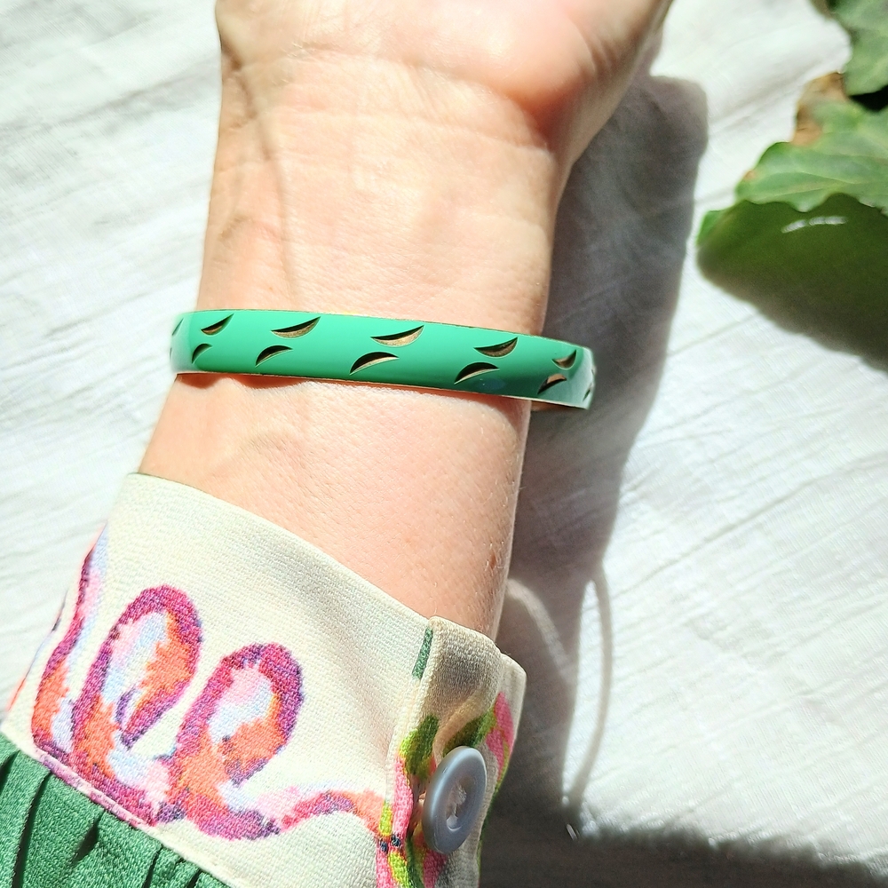 🌿 BOHO REVIVAL 🌿  1960s aqua-green, etched enamel layering bangle, whimsical